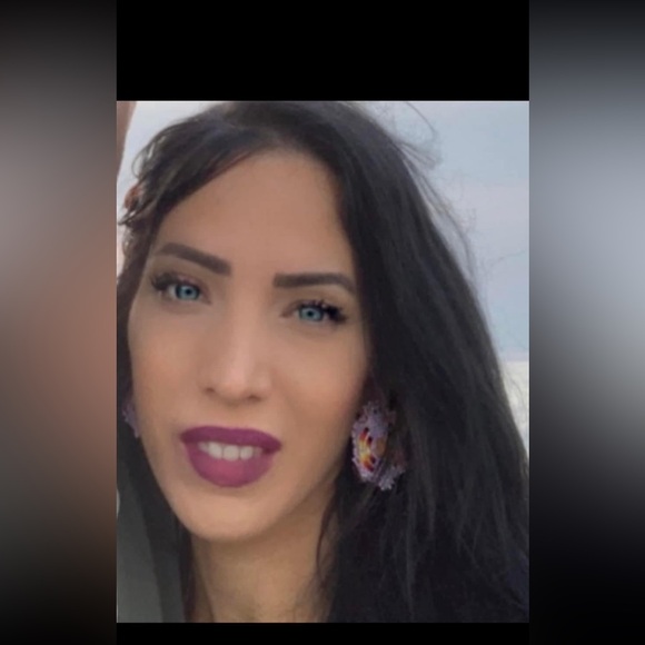 Meet your Posher, Candice - Picture 2 of 2